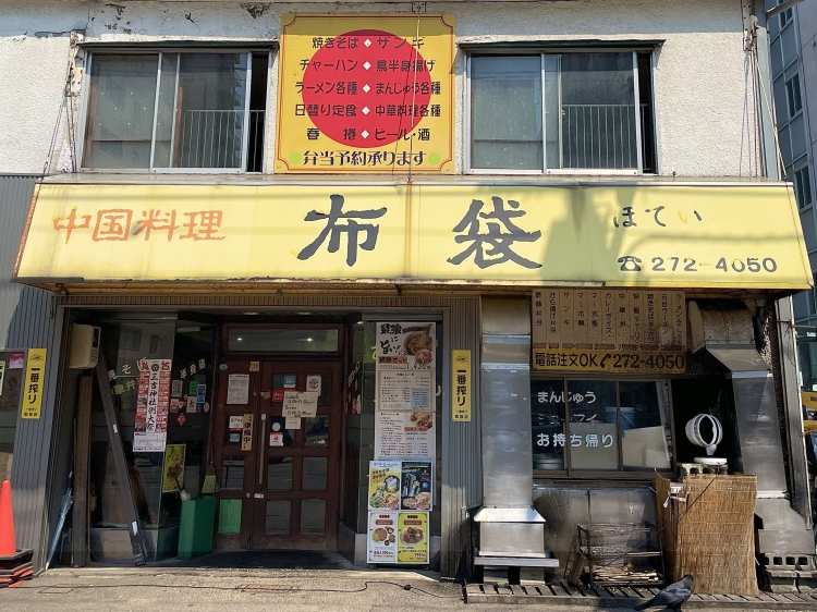 お昼時にはいつもお客さんが列をなす店舗前 