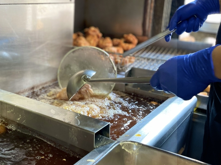 2度めの揚げの工程で中までじっくり火を通す 