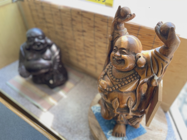 商売繁盛や夫婦円満などのご利益を運ぶと言われる、七福神の一人「布袋さん」の置物 