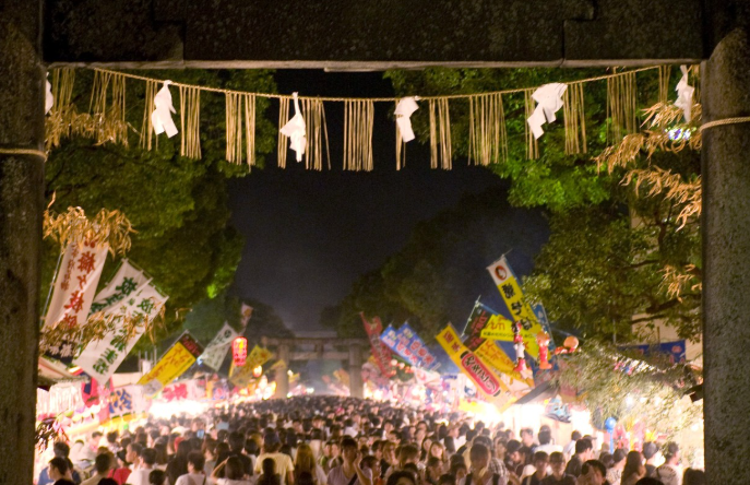 500店舗を超える露店と賑わう人々