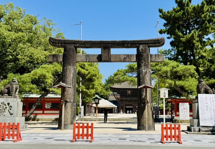 にぎわう参道を抜けた先には、神事や催しの舞台となる筥崎宮の境内が広がる 