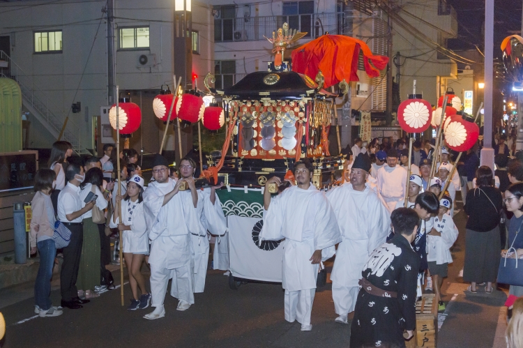 行列には白丁姿となった約500人もの人々が奉仕する