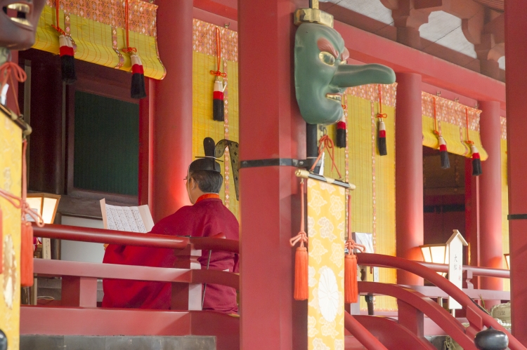 祝詞を読まれる神職