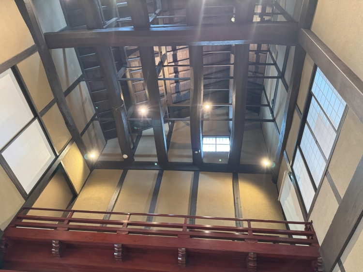 梁が重なり合う壮麗な吹き抜けの天井 