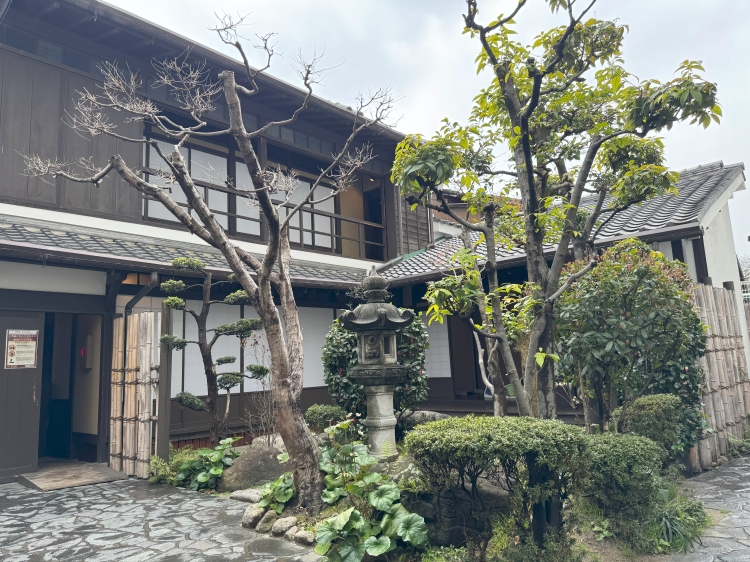 手入れの行き届いた中庭が訪れる人を迎える