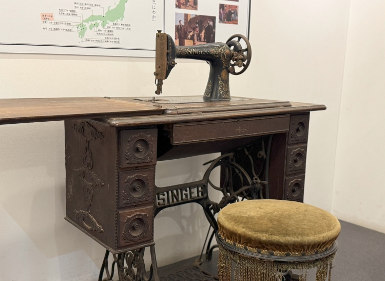 かつての縫製学校で大切に使われてきた足踏みミシン 