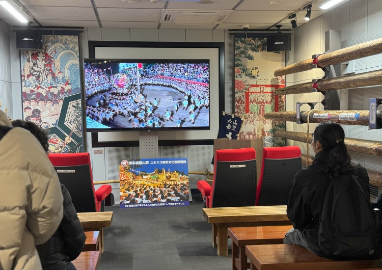映像と実物で感じる博多祇園山笠。会場の熱気までも伝わるシアタールーム。 