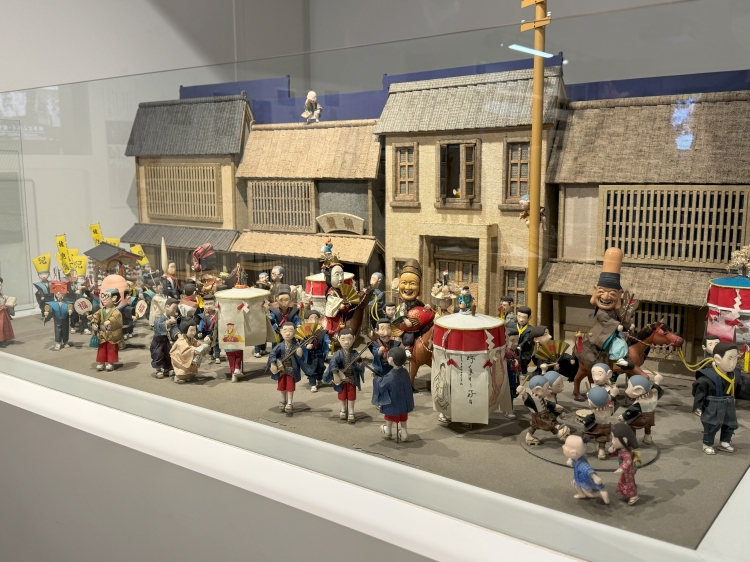 どんたくの開催風景。細部まで再現された人形たちが物語を紡ぐ