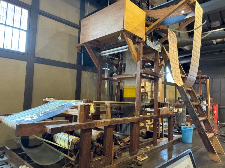 圧巻の大織機が今も息づく博多織の世界 