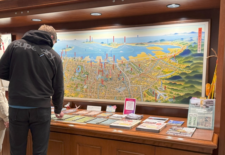 鮮やかな鳥瞰図が迎える館内の観光案内スペースは海外の方も旅の始まりに活用している 