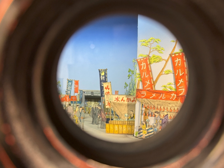 のぞいた先には、当時の子どもたちの記憶に残るにぎやかな露店の風景 