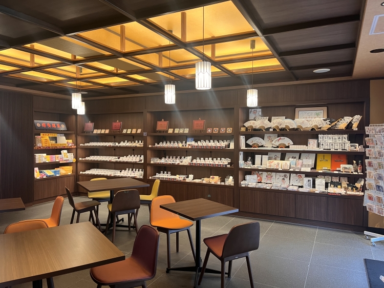 和の趣に包まれたカフェエリア。日本茶や和菓子とともに、静かな時間を楽しめる場所 