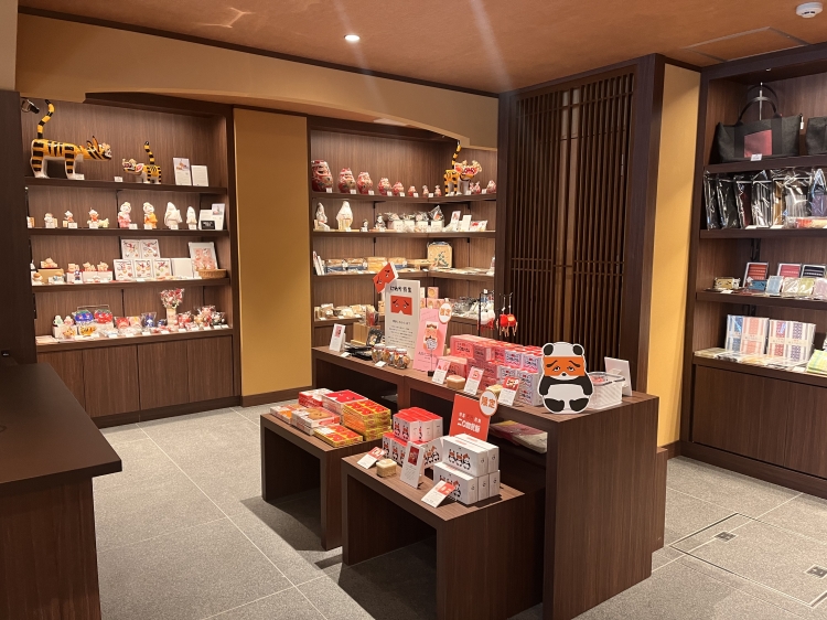 博多伝統工芸の雑貨や限定のお土産が並ぶ楽しい空間 