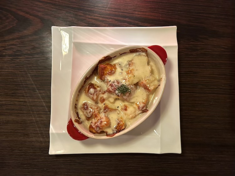 「THE WIZ」一番の名物「モッツァロマーナ」モッツァレラとバケットのオーブン焼き