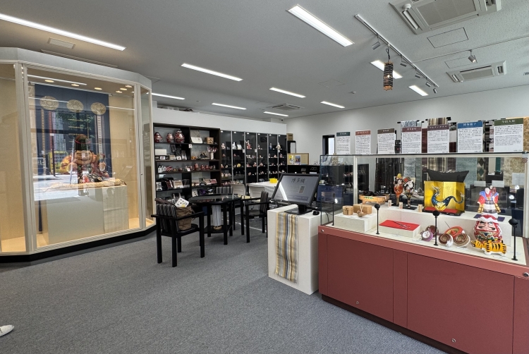 はかた伝統工芸館では博多の伝統を見て学ぶだけでなく、工芸品を購入や制作することもできる