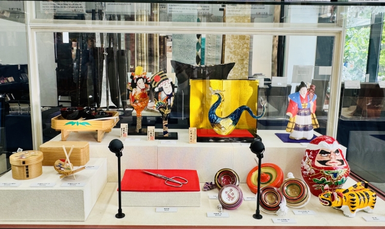 福岡県知事指定特産民工芸品も展示されている