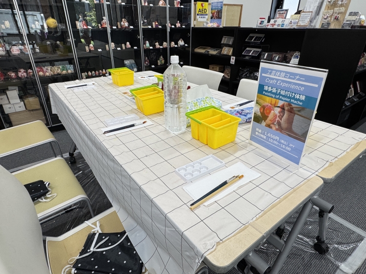 工芸体験コーナーでは子どもも大人も工芸づくりを楽しむことができる