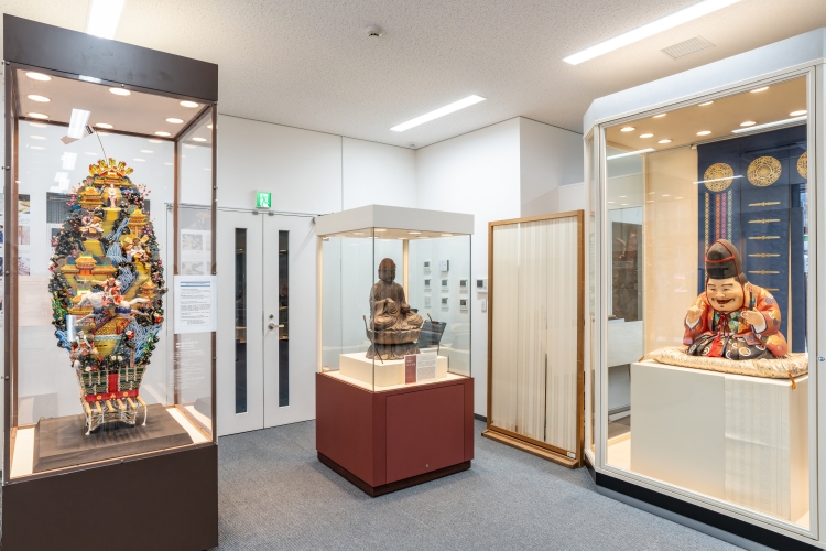 ミニ山笠や薬師如来像など見ごたえのある展示スペース