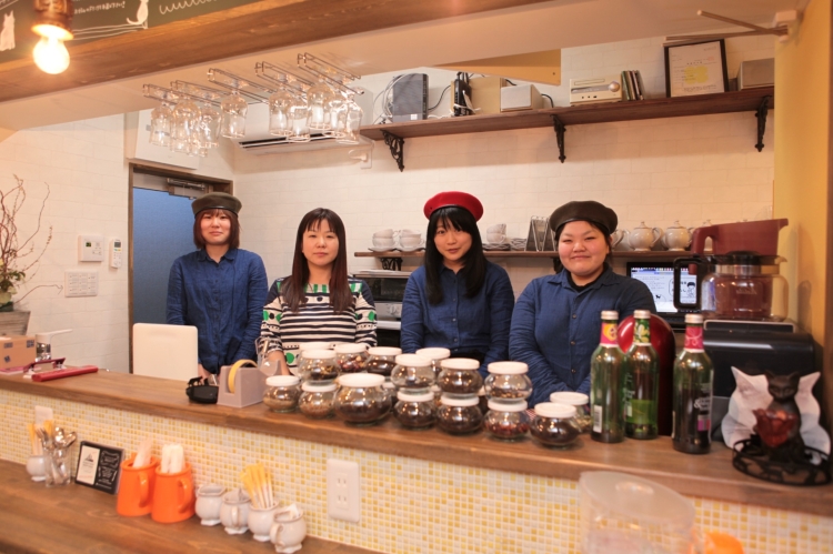 創業当時のネコリパブリックスタッフとネコリパブリック首相を務める河瀬さん