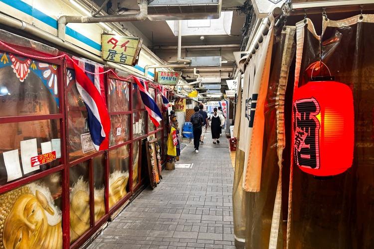 バラエティー豊かなお店が集うアーケード下