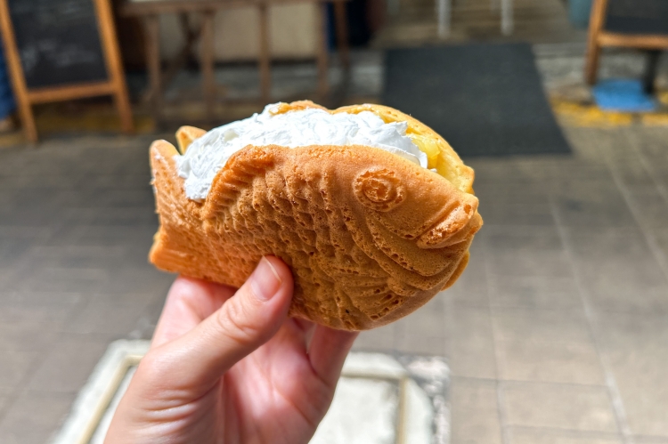 ひんやりした状態でいただく「冷た〜い生クリームたい焼き」 