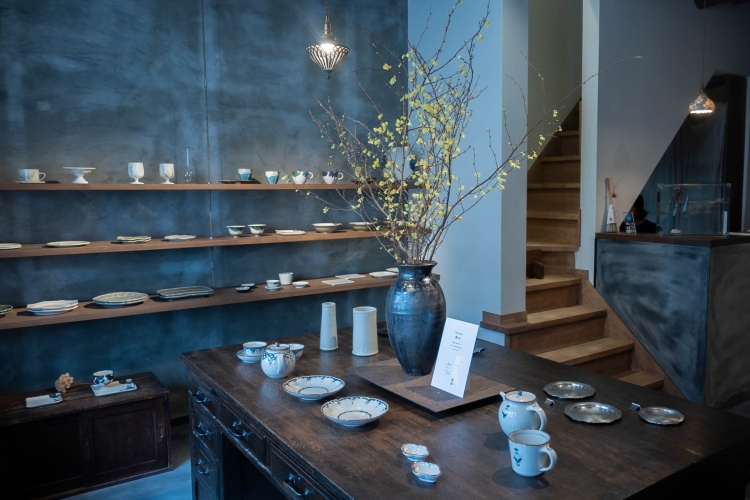 リフォームされた京町家の趣と調度品が心地よく調和した空間