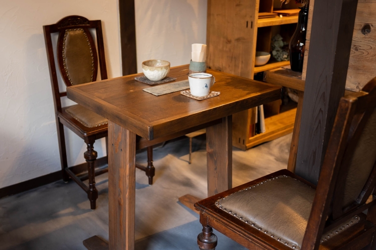 坪庭を望む喫茶スペースは、一緒に来店する方もくつろげる場所として設けられている