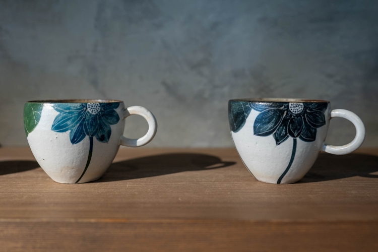 大谷桃子(おおたに ももこ)さん作の青ハスの花と黒ハスの花のマグカップ