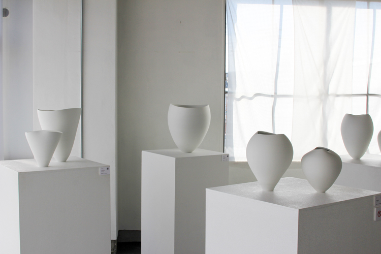 多治見市陶磁器意匠研究所 卒業制作展2025が開催されておりいつもとは違う雰囲気の「新町ビル」