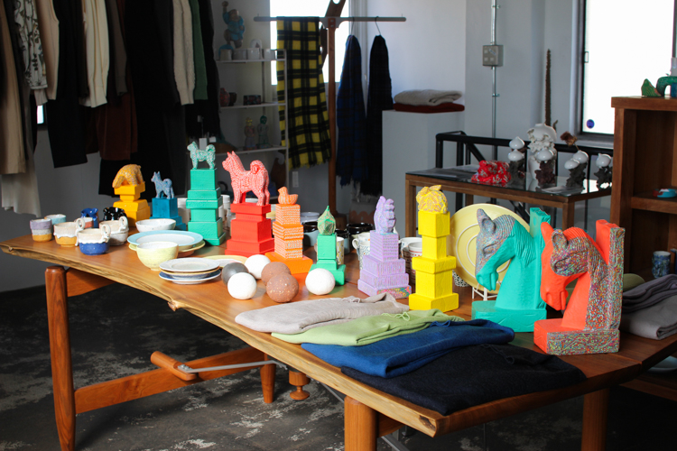 4階「地層」には全国各地から選りすぐりの個性的なアイテムが並ぶ 