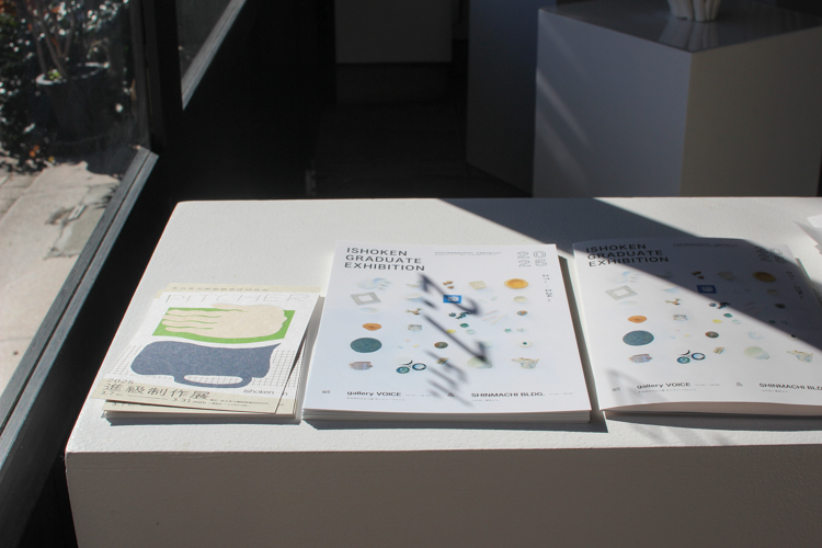 1階エントランスは心地よい陽の光が入り、人々の交流を促す場となっている 