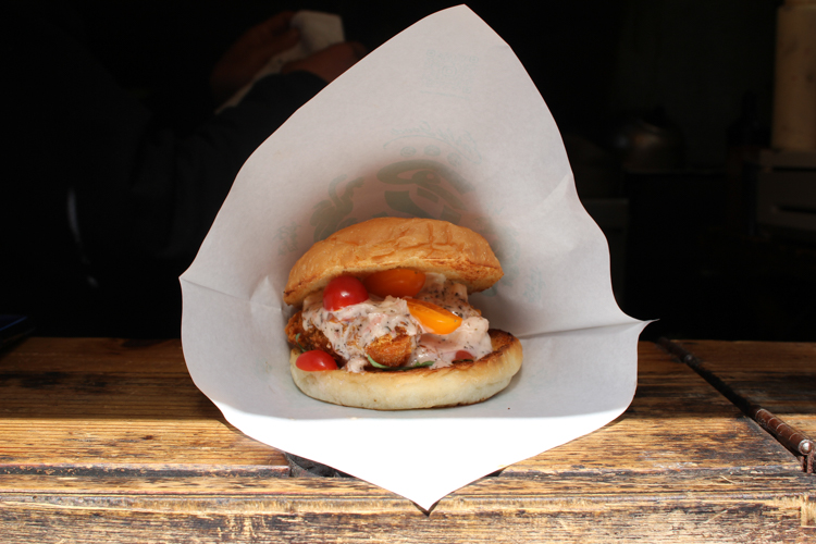 春限定の春牡蠣フライバーガー