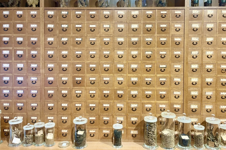  貴重な香木が収められている香木箪笥（こうぼくだんす）