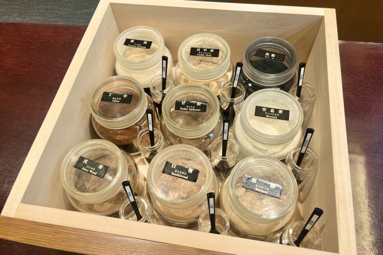 煉香作りに使用する9種類の天然香原料