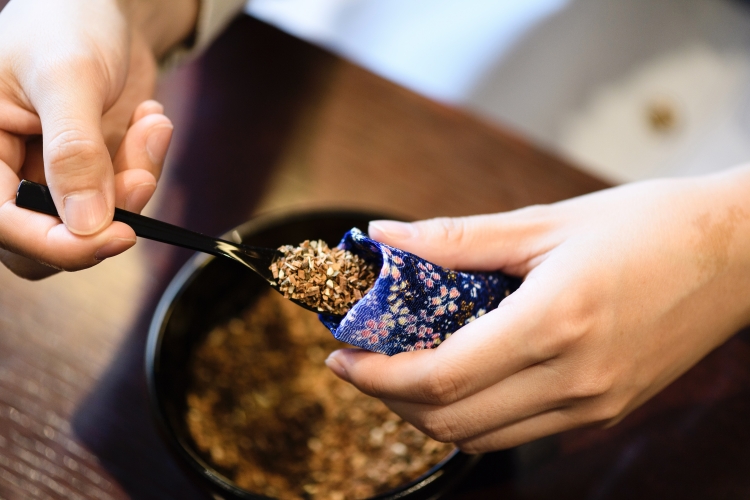 「匂袋作り体験」の様子