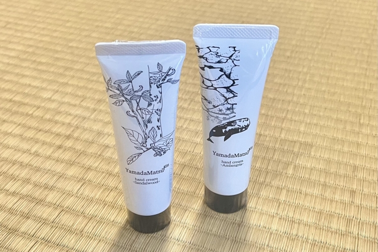 天然香原料を使用した「ハンドクリーム」（左：白檀　右：龍涎香）