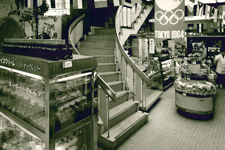 1964（昭和39）年頃の旧本店（1階売店）
