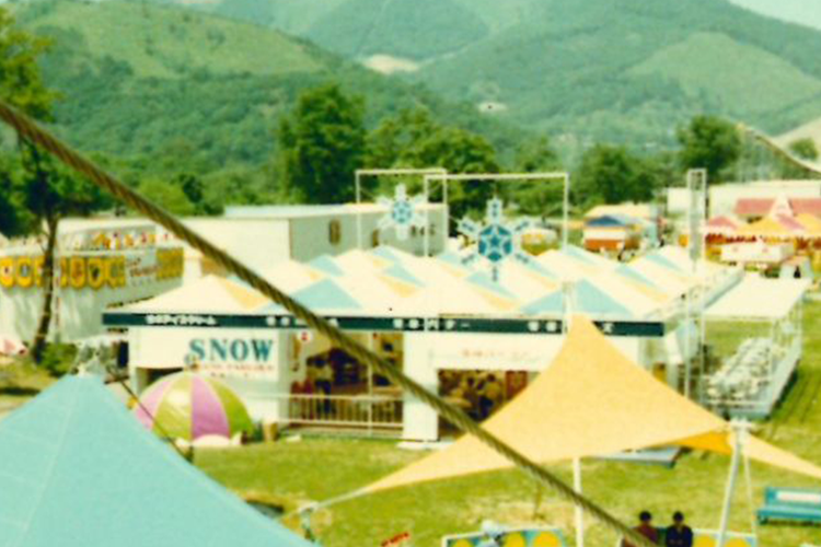 記念事業に合わせて開催された「北海道大博覧会」の「雪印乳業」出展ブースの様子