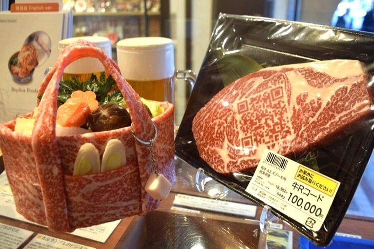 お肉のバッグや「牛Rコード」など、ユニークな商品を次々と開発