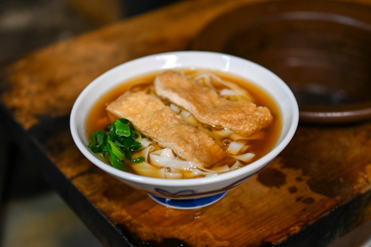 京都の出汁に合わせて作られた薄さ1mm以下の自家製きしめん 