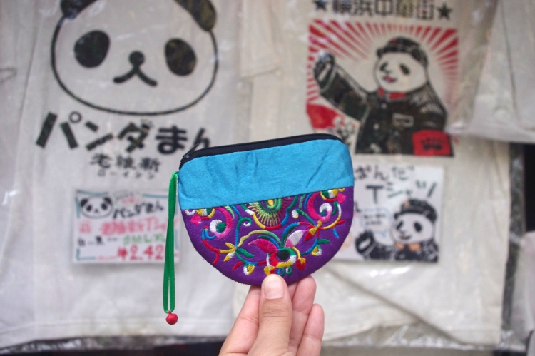 民族刺繍が施されたサテン生地のポーチ