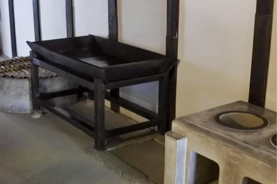 塾生たちがご飯をかき込んで食べていたという台所