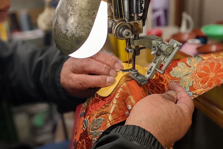 補強した着物を中底に固定させる縫製の工程。たるみが生じないよう慎重に作業する