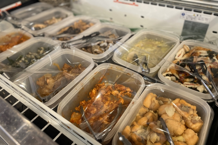 自慢の魚介を使った「海鮮南蛮漬け」や「マスのトマト煮」などのお惣菜が並ぶ