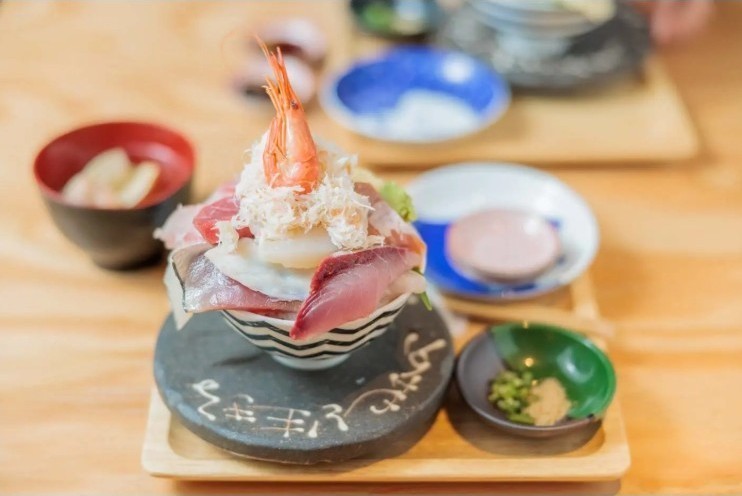 その日の仕入れ状況によって、乗せられるネタが変わる「海鮮丼」