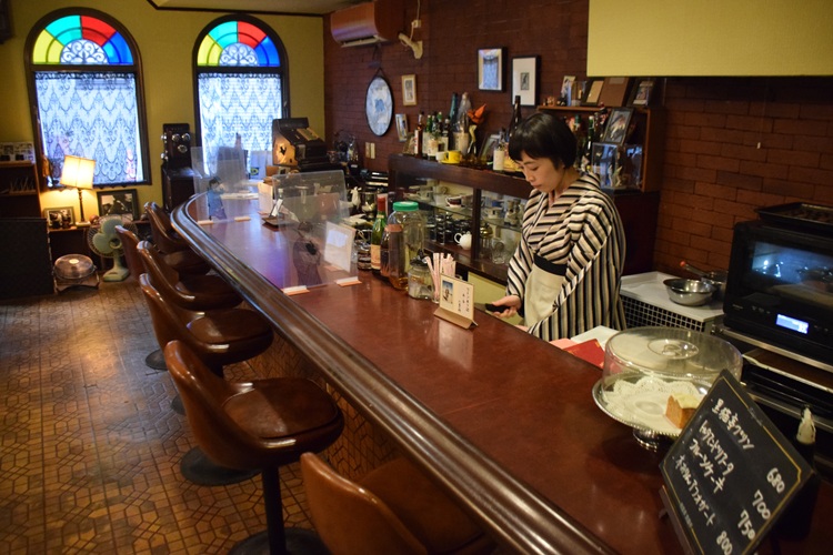 築60年の味わいを生かした店内