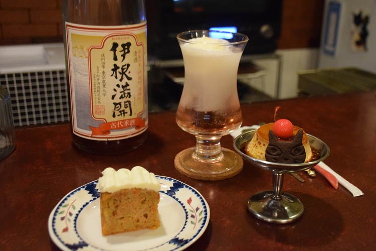 透き通るピンク色が愛らしい 「大人のクリームソーダ」(中央)