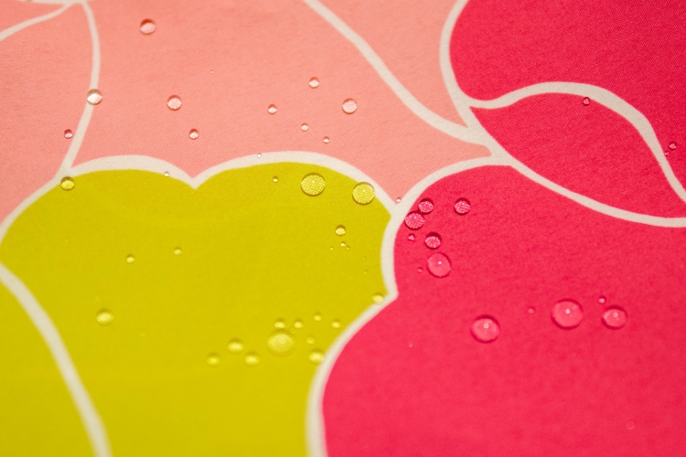 水をかけても染み込みまない撥水加工が施された風呂敷 