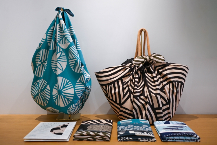 結び方によって何通りにも形を変える風呂敷 