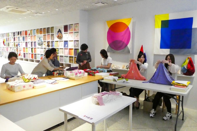 店舗内で基本の結び方から学べるワークショップ 